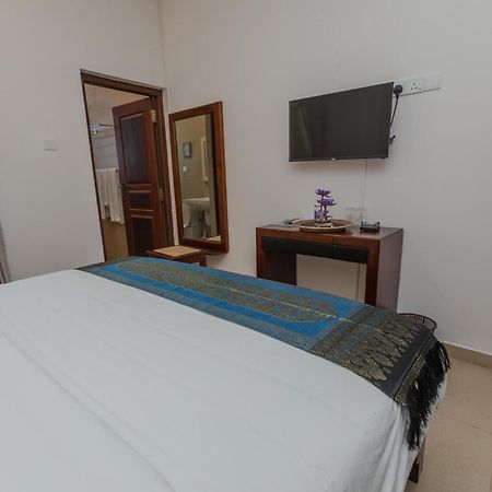 House By The Sea Hikka Hotel Hikkaduwa Bagian luar foto