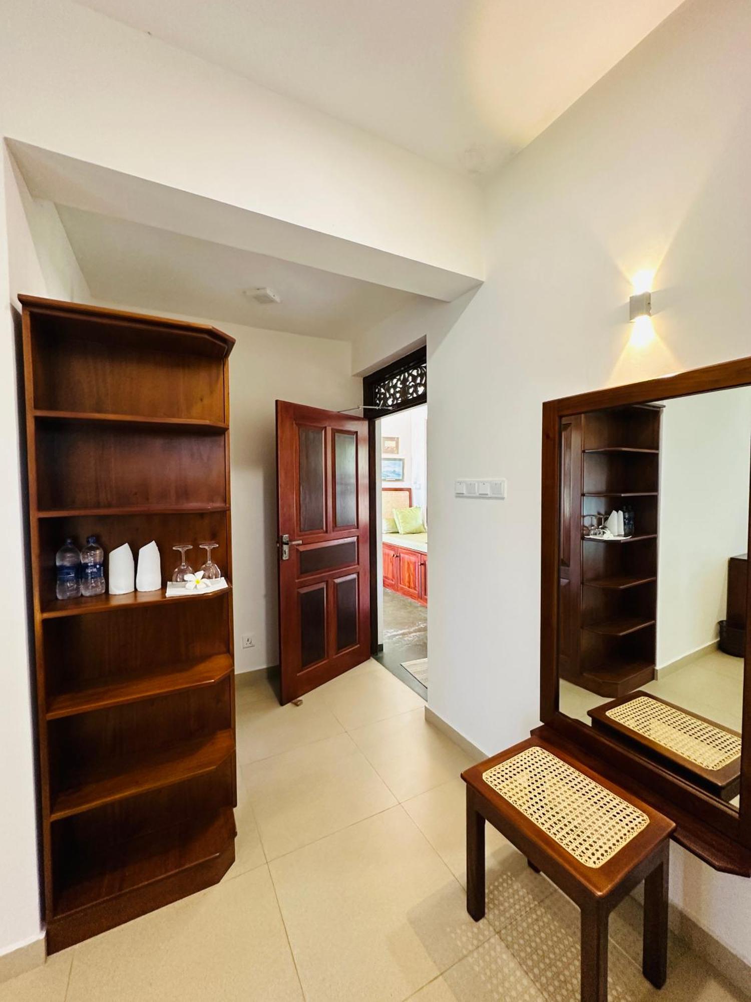House By The Sea Hikka Hotel Hikkaduwa Bagian luar foto