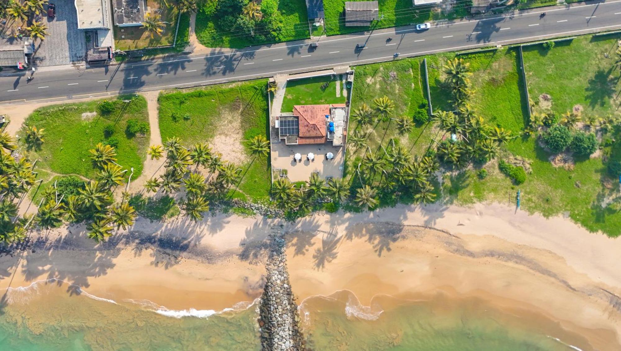 House By The Sea Hikka Hotel Hikkaduwa Bagian luar foto