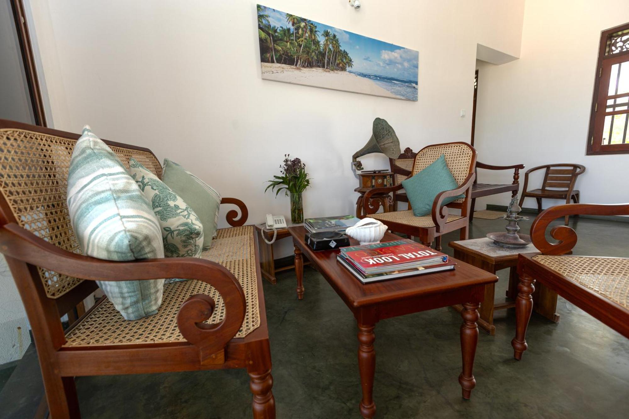 House By The Sea Hikka Hotel Hikkaduwa Bagian luar foto