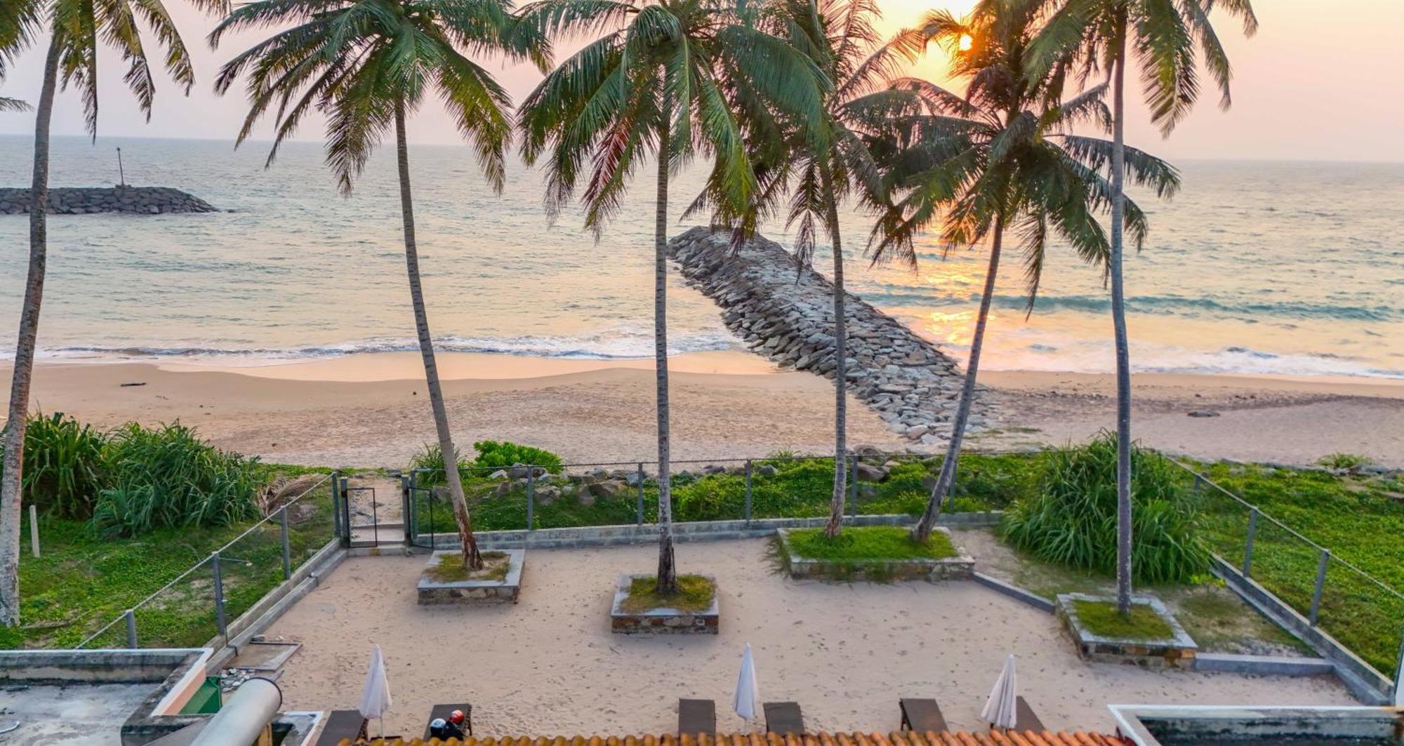 House By The Sea Hikka Hotel Hikkaduwa Bagian luar foto
